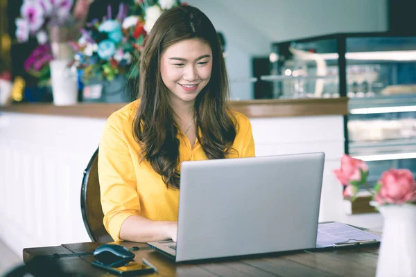 Vacker Attraktiv Asiatisk Kvinna Som Arbetar Med Dator Laptop Och — Stockfoto