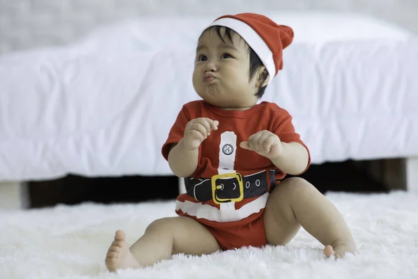 Bonito Doce Adorável Bebê Asiático Vestindo Chapéu Papai Noel Traje — Fotografia de Stock