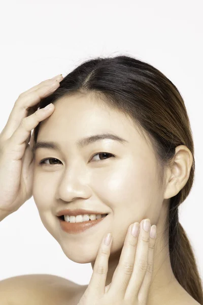 Atrakcyjny Uroczy Azjatka Młoda Kobieta Uśmiech Białymi Zębami Dotykając Miękki — Zdjęcie stockowe