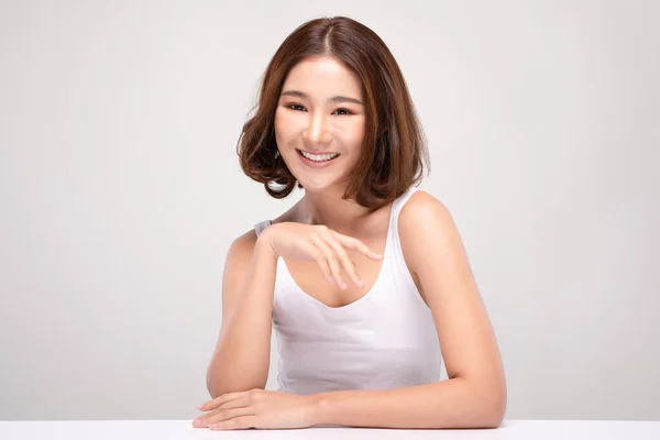 머리를 아름다운 아시아 깨끗하고 긍정적 배경에 고립된 화장품 컨셉으로 카메라 — 스톡 사진