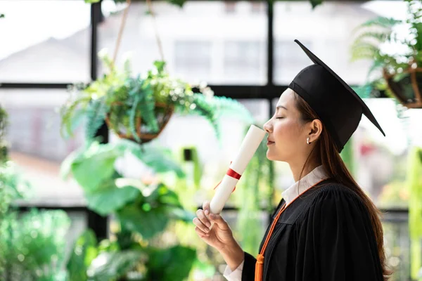 Atractiva Hermosa Mujer Asiática Graduada Gorra Vestido Sonrisa Con Sentimiento —  Fotos de Stock