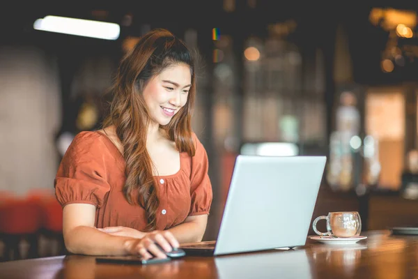 Vacker Attraktiv Asiatisk Kvinna Som Arbetar Med Dator Laptop Och — Stockfoto