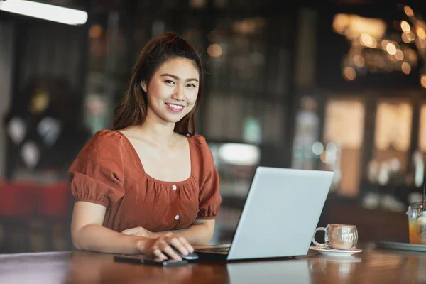 Vacker Attraktiv Asiatisk Kvinna Som Arbetar Med Dator Laptop Och — Stockfoto