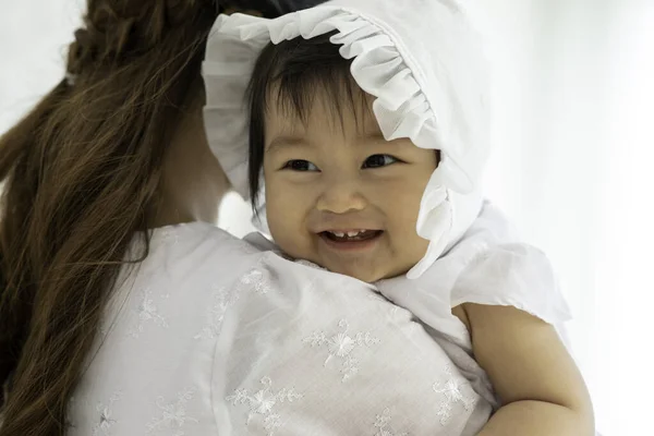 Tutup Ibu Memegang Manis Manis Adorable Bayi Asia Mengenakan Gaun — Stok Foto