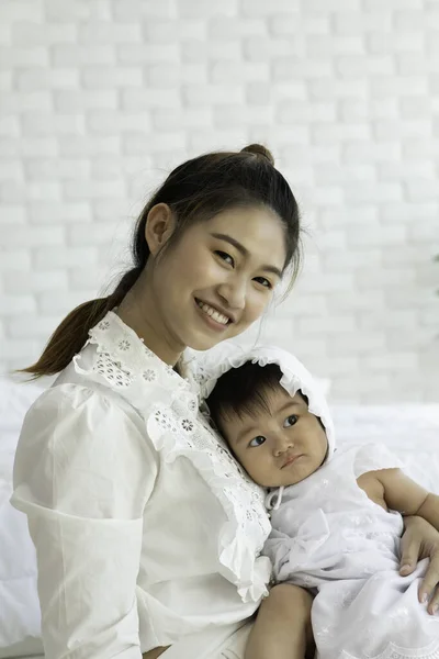 Bayi Asia Yang Imut Dan Manis Mengenakan Gaun Putih Duduk — Stok Foto