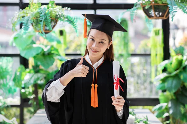 Vonzó Gyönyörű Ázsiai Diplomás Sapkában Köntösben Mosoly Minősített Érzés Olyan — Stock Fotó