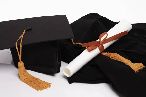 Καπέλο Φόρεμα Αποφοίτησης Και Πιστοποιημένο Λευκό Φόντο Εκπαίδευση Έννοια Επιτυχίας — Φωτογραφία Αρχείου