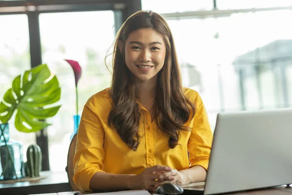 美しい魅力的なビジネスアジアの女性がノートパソコンで作業し 笑顔を監視し 肯定的な感情を持っているので 幸福感 ビジネススタートアップコンセプト — ストック写真
