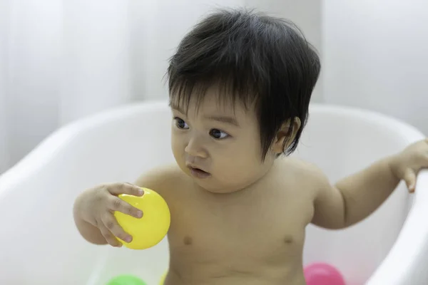 Bayi Asia Yang Manis Manis Duduk Bak Mandi Dengan Bola — Stok Foto
