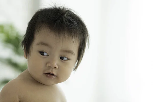 Close Side Views Cute Sweet Adorable Asian Baby Duduk Tempat — Stok Foto
