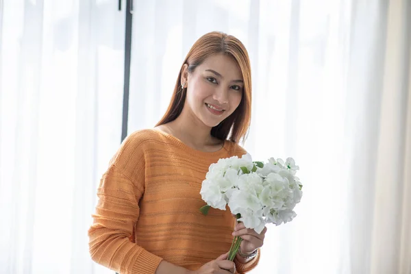 Schöne Asiatische Frau Lächeln Und Halten Blume Oder Strauß Gefühl — Stockfoto