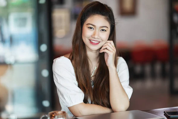 Beautiful Attractive Asian Business Woman Tersenyum Dan Bekerja Dengan Laptop — Stok Foto