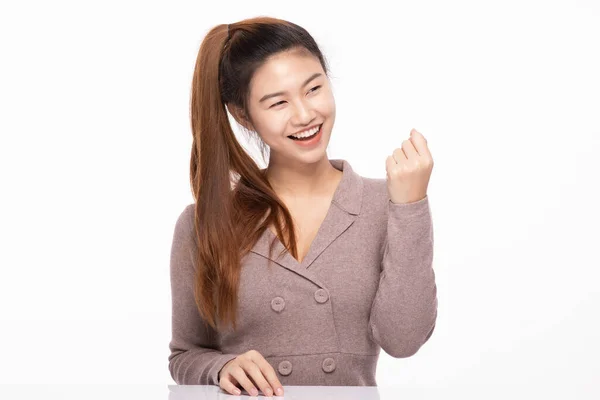亚洲女人笑着以快乐和自信的心情庆祝成功 与白人 积极的感情和商业观念隔离 — 图库照片