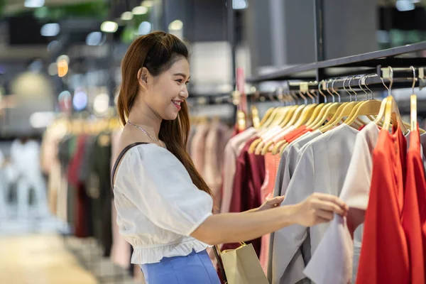 Beautiful Attractive Asian Young Woman Choose Cloth Hang Shelf Clothes — Stok Foto