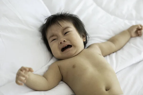 Close Cute Sweet Adorable Asian Baby Berbaring Tempat Tidur Putih — Stok Foto