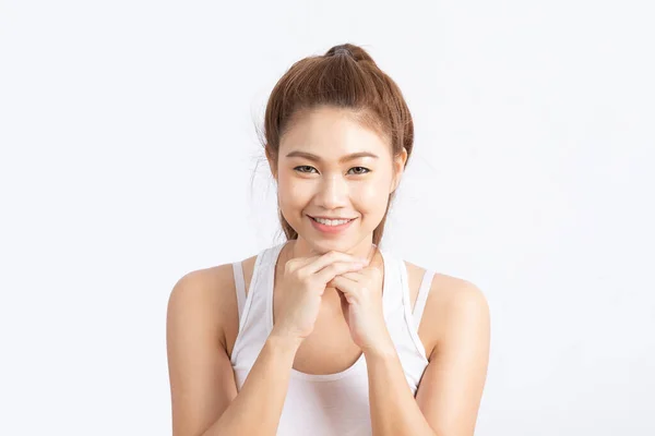 美しい魅力的なアジアの女性の笑顔は健康的な肌でとても自信と幸せを感じます 白い背景に隔離 美しさの概念 — ストック写真