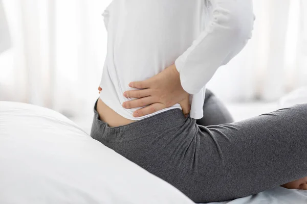 Frau Aus Der Nähe Hat Rückenschmerzen Wenn Sie Schlafzimmer Auf — Stockfoto