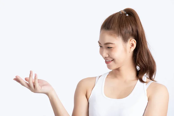 美丽迷人的亚洲年轻女性微笑着 尖着手 张开手掌 复制展示产品的空间 感受快乐和乐趣 与白色背景隔离 美的概念 — 图库照片