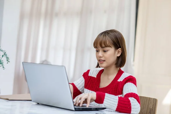 Beautiful Attractive Asian Woman Using Laptop Computer Playing Social Media — Stok Foto