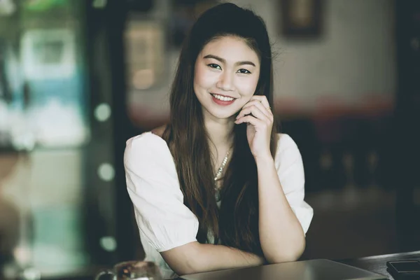 美しい魅力的なアジアのビジネス女性の笑顔とコーヒーショップでノートパソコンを扱うので 幸せと快適な感じ ビジネスコンセプト — ストック写真