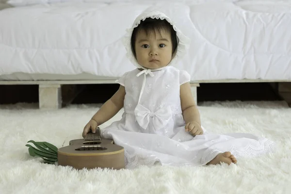 Bonito Doce Adorável Bebê Asiático Vestindo Vestido Branco Sentado Com — Fotografia de Stock