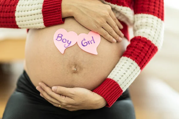 Zwangere Vrouw Met Een Kleverige Notitie Het Schrijven Van Liefde — Stockfoto