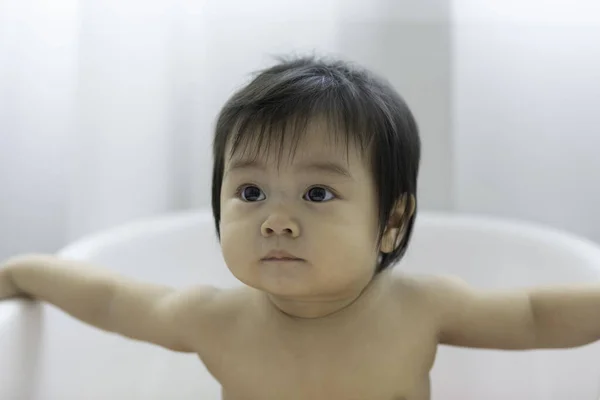 Bayi Asia Yang Manis Manis Duduk Bak Mandi Dengan Bola — Stok Foto