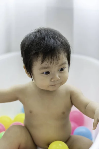 Lindo Dulce Adorable Asiática Bebé Sentado Bañera Con Bolas Plástico — Foto de Stock