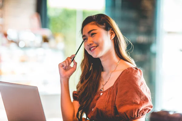 Vacker Attraktiv Asiatisk Kvinna Som Arbetar Med Dator Laptop Och — Stockfoto