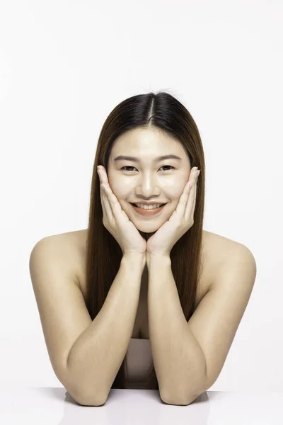 迷人迷人的亚洲美女像一个V字型的完美肌肤 有着健康而快乐的肌肤 与白色背景隔离 美容美发观念 — 图库照片