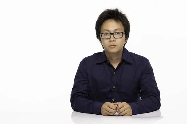 Hombre Asiático Con Gafas Camisa Azul Casual Sentado Mesa Con — Foto de Stock