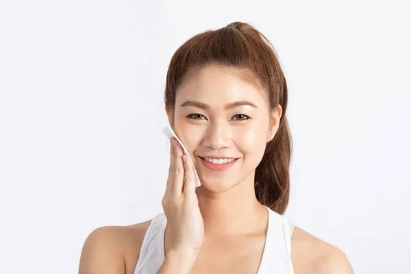Atrakcyjne Charming Asian Młoda Kobieta Uśmiech Pomocą Tkanki Tonerem Czyszczenia — Zdjęcie stockowe
