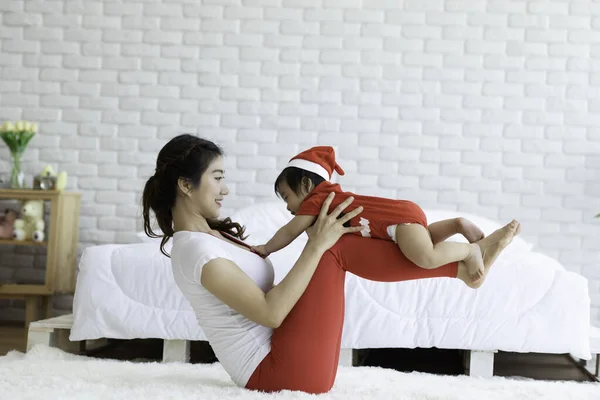 Ibu Yang Menarik Wanita Asia Berlatih Yoga Dengan Bayi Untuk — Stok Foto
