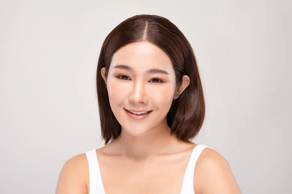 きれいな肌と新鮮な肌でカメラの笑顔を見て美しいアジアの女性幸福と陽気な肯定的な感情で 灰色の背景に孤立 美容と化粧品の概念 — ストック写真