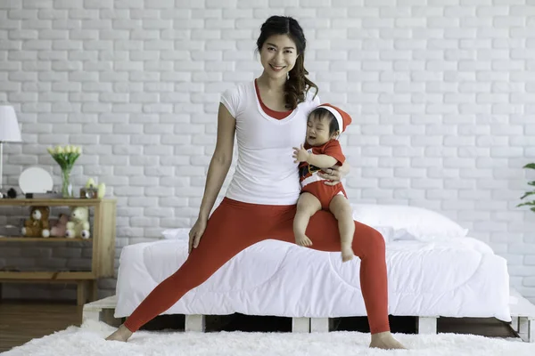 Ibu Yang Menarik Wanita Asia Berlatih Yoga Dengan Bayi Untuk — Stok Foto