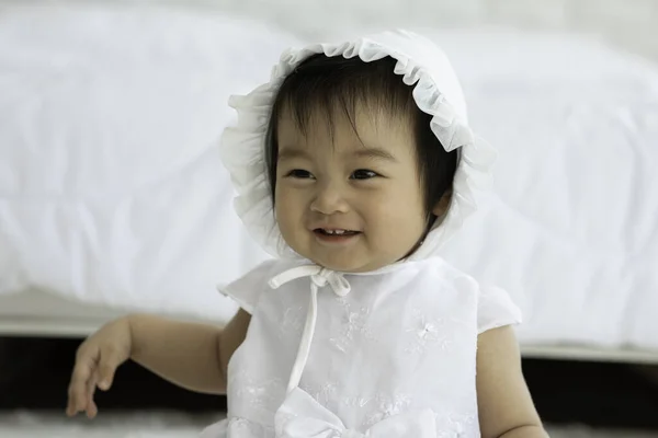 Bonito Doce Adorável Bebê Asiático Vestindo Vestido Branco Sentado Tapete — Fotografia de Stock