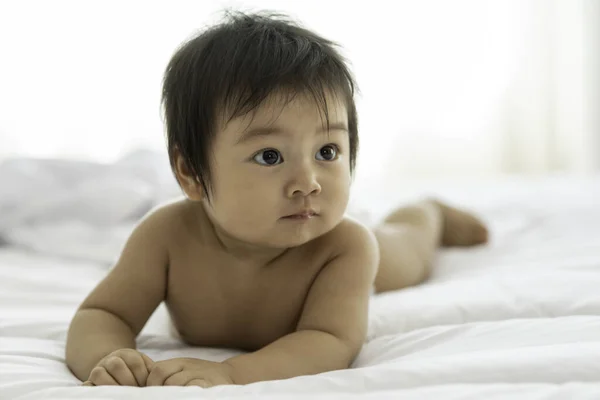 Bayi Asia Yang Manis Dan Manis Mengenakan Gaun Putih Berbaring — Stok Foto
