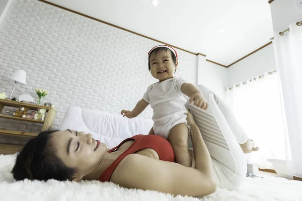 แฮปป กเอเช ยทารกสวมช ขาวย มและเล บความส ขอารมณ ในห องนอนท อบอ — ภาพถ่ายสต็อก