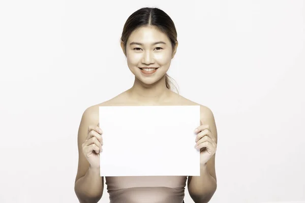 Atraente Asiático Jovem Sorrir Com Segurando Papel Branco Para Exibir — Fotografia de Stock
