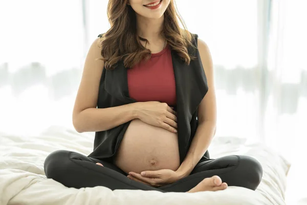 Gelukkig Mooi Aantrekkelijk Zwanger Aziatisch Vrouw Zitten Bed Glimlach Het — Stockfoto