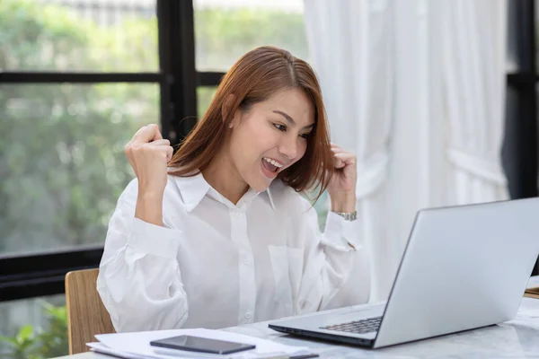 Hermosa Mujer Asiática Atractiva Celebrando Con Ordenador Portátil Después Del — Foto de Stock