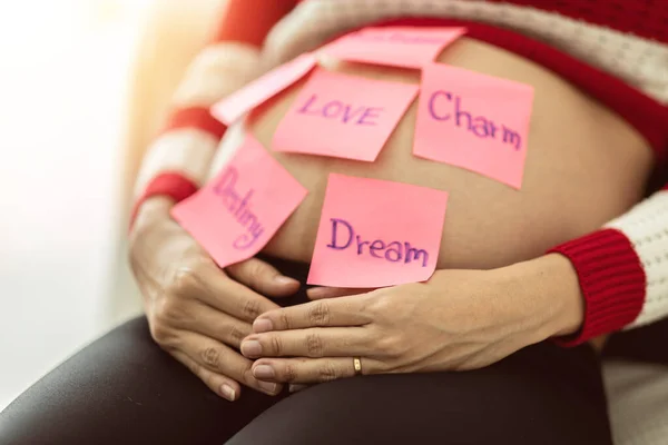 Zwangere Vrouw Met Een Plakkerige Noot Schrijven Liefde Emotioneel Plakkerige — Stockfoto