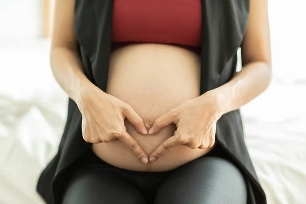 Närbild Finger Gravid Kvinna Håller Magen Gör Forma Ett Hjärta — Stockfoto
