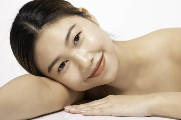 美しい若いアジアの女性カメラの笑顔を見てとても幸せと健康と陽気きれいな肌と新鮮な肌 白い背景に隔離された 美容化粧品のコンセプト — ストック写真