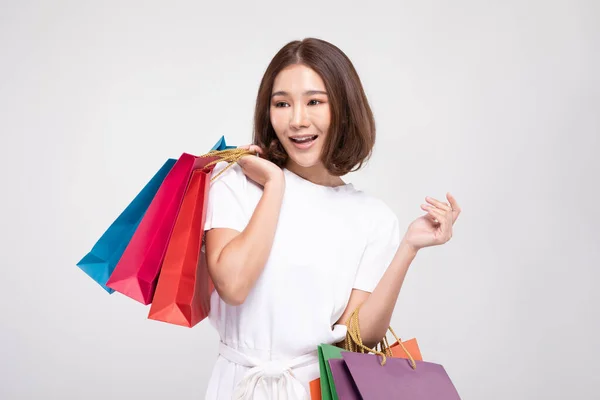 Nakupování Asijské Žena Krátkými Vlasy Úsměv Držení Nákupních Tašek Veselé — Stock fotografie