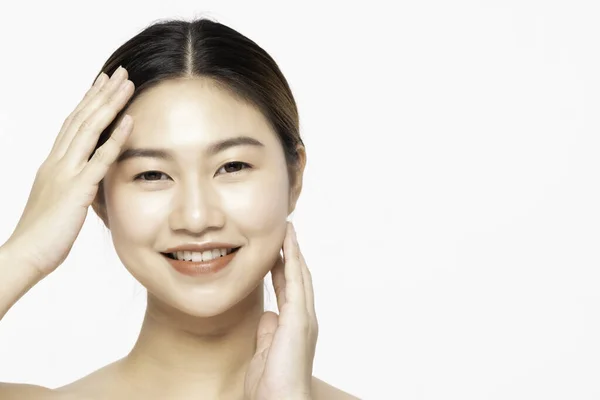 Piękny Atrakcyjny Uroczy Azjatka Młoda Kobieta Uśmiech Białymi Zębami Dotykając — Zdjęcie stockowe