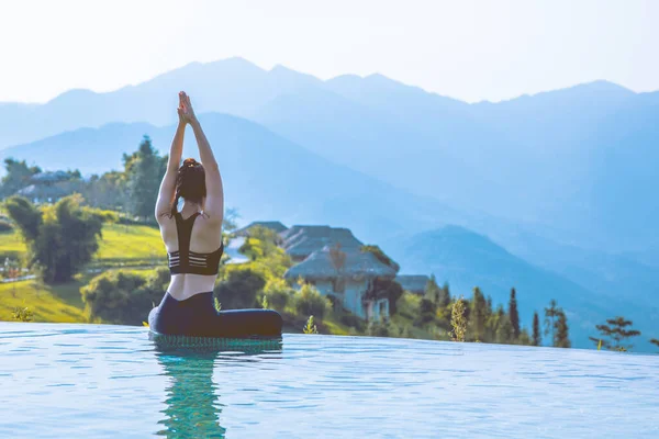 Schöne Asiatische Frau Praktiziert Yoga Lotus Posieren Pool Über Dem — Stockfoto