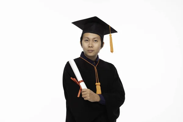 アジアの大学院生の帽子とガウンの笑顔で認定または卒業証書ので 卒業日に誇りと幸福 白い背景に隔離された 教育卒業コンセプト — ストック写真