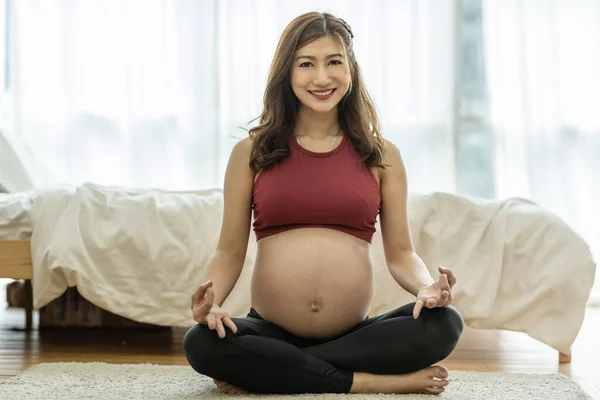 Happy Attractive Asian Hamil Wanita Berlatih Yoga Teratai Pose Untuk — Stok Foto