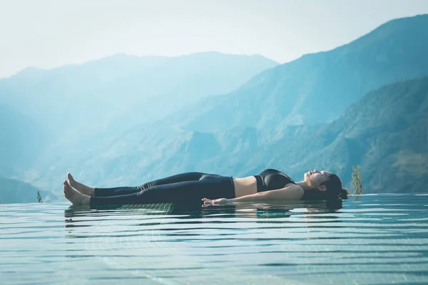 Schöne Attraktive Asiatin Praktiziert Yoga Dead Body Oder Savasana Pool — Stockfoto
